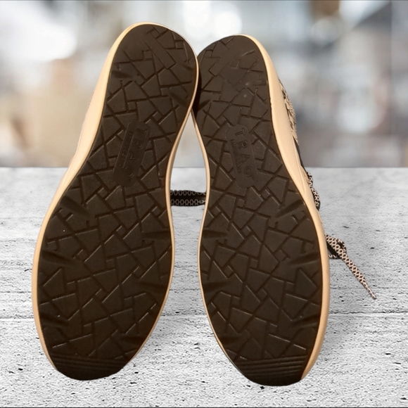 TraQ by Algeria sneakers. Womens size 10 - Picture 8 of 15